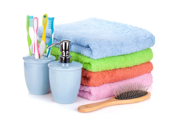 Cepillos de dientes, jabón líquido y toallas de colores —  Fotos de Stock