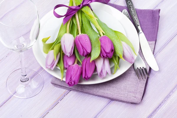 Purple tulips bouquet over plate — Stock Photo, Image