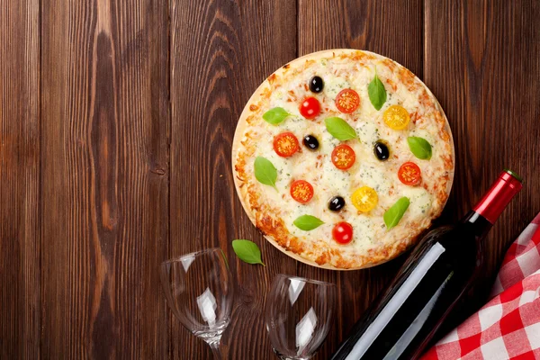 Italienische Pizza und Rotwein — Stockfoto