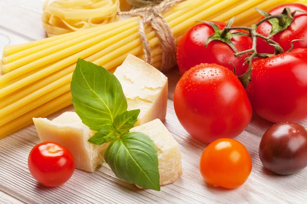 Pasta, tomatoes, basil — Stock Photo, Image