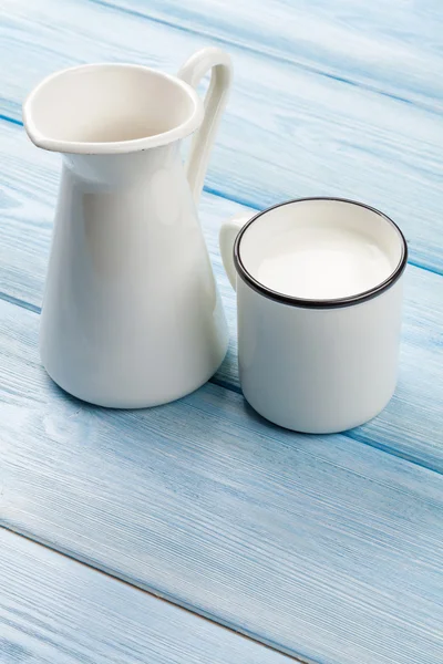 Молочная чашка и кувшин — стоковое фото