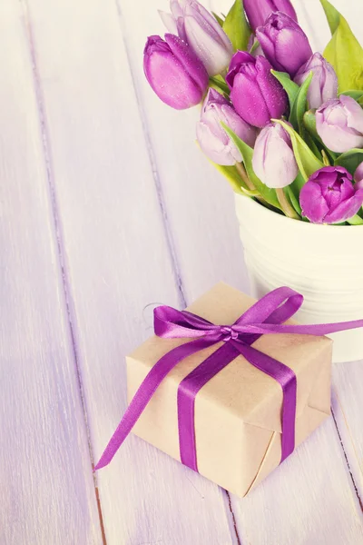 Buquê de tulipas roxas e caixa de presente — Fotografia de Stock