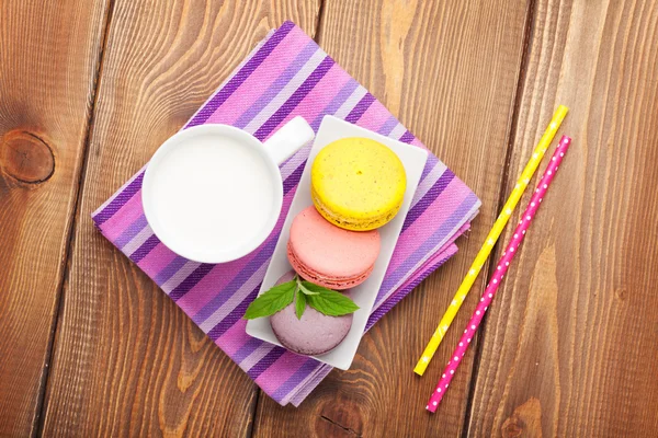 Macaron kurabiye ve süt — Stok fotoğraf