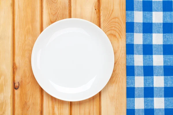 Пустая тарелка и полотенце — стоковое фото