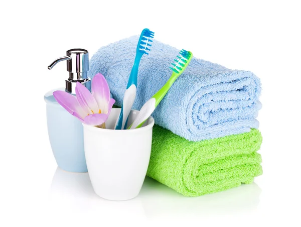 Zubní kartáčky, dva ručníky a mýdlo — Stock fotografie