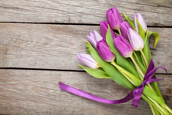 Tulipes violettes sur table en bois — Photo