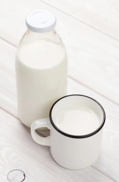 Молочная чашка и бутылка — стоковое фото