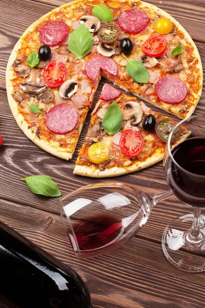 Pizza italiana con peperoni, pomodori — Foto Stock