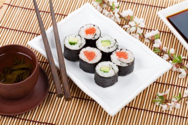 Sushi maki seti ve yeşil çay