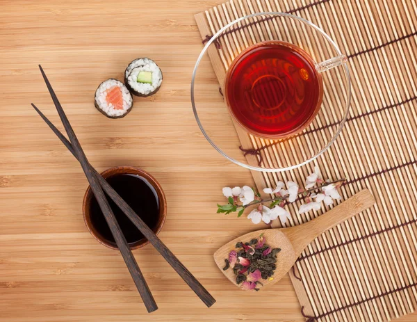 Sushi maki uppsättning, och te — Stockfoto