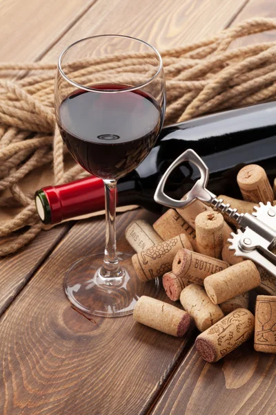 Rött vin, flaska och corkscrew — Stockfoto