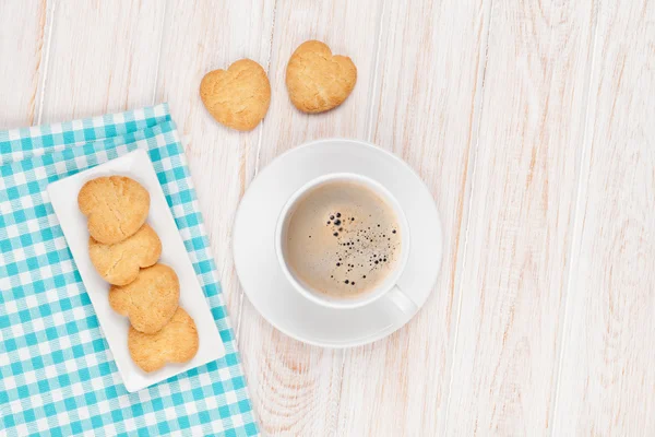 Kaffe och hjärtformade kakor — Stockfoto