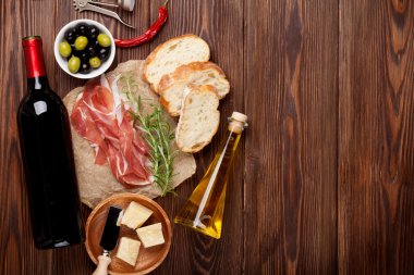 Prosciutto, şarap, zeytin