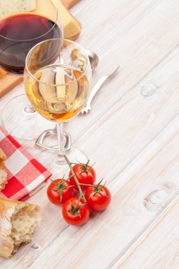 Beyaz ve kırmızı şarap, peynir ve ekmek