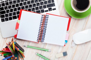 Ofis resepsiyon masası bilgisayar ile