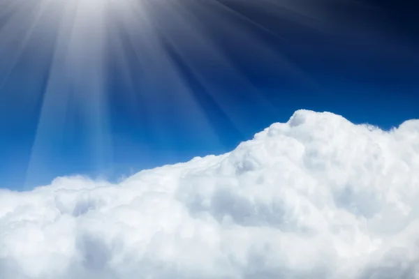 Cielo azul con nubes y sol —  Fotos de Stock