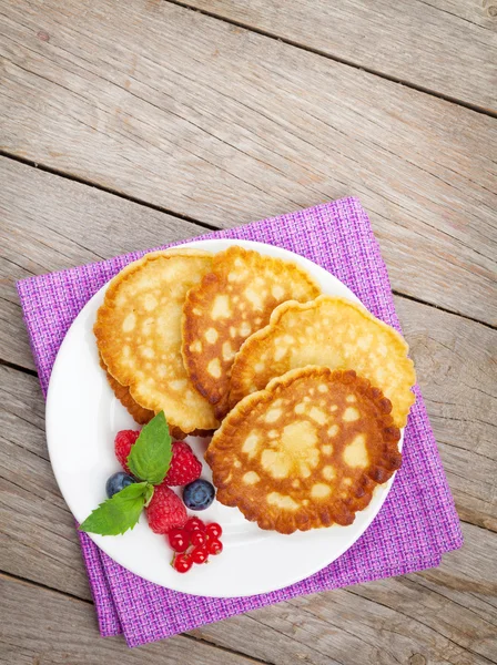 Ahududu ve yaban mersini ile Pancakes — Stok fotoğraf
