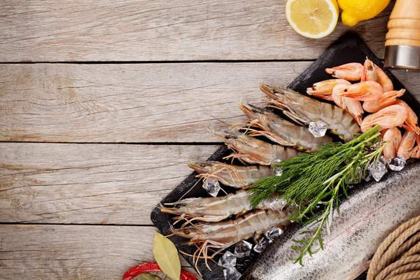 Alimentos frescos do mar crus com especiarias — Fotografia de Stock