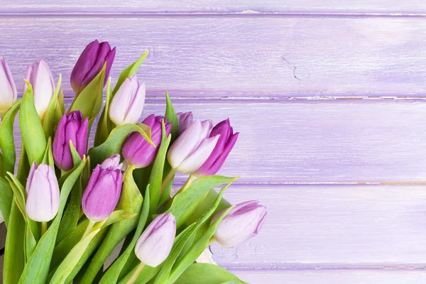 Фиолетовые тюльпаны над деревянным столом — стоковое фото