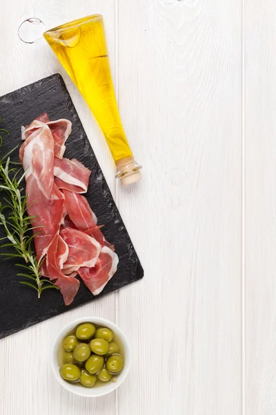 Prosciutto con romero, aceitunas y aceite de oliva —  Fotos de Stock