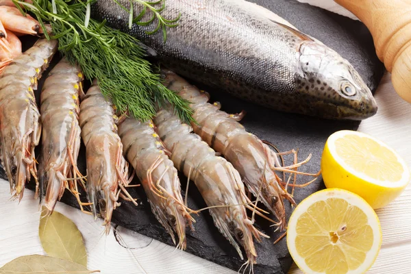 Alimentos frescos do mar crus com especiarias — Fotografia de Stock