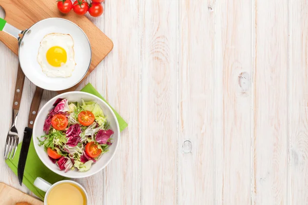 Healthy breakfast with fried egg — Stock Photo, Image