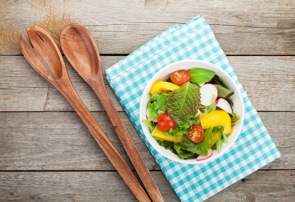 Fresh healthy salad and kitchen utensils — Stock Photo, Image