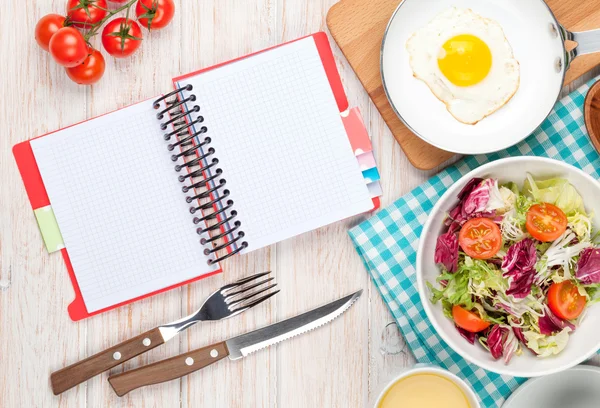 Desayuno saludable con huevo frito —  Fotos de Stock