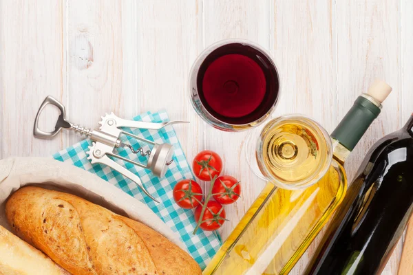 Weiß- und Rotwein, Käse und Brot — Stockfoto