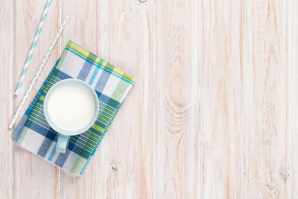 Tasse Milch und Trinkhalme — Stockfoto