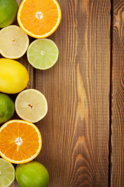 Цитрусові фрукти. Апельсини, лимони і лимони — стокове фото