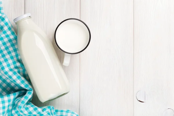 Copa y botella de leche — Foto de Stock