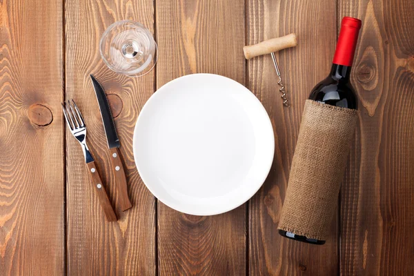 Apparecchiatura del tavolo con piatto vuoto — Foto Stock