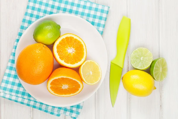 감귤 류의 과일입니다. 오렌지, 라임, 레몬 — 스톡 사진