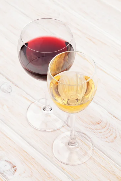 Sklenice na víno červené a bílé — Stock fotografie