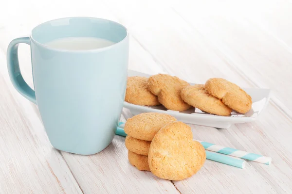 Kopje melk en koekjes — Stockfoto