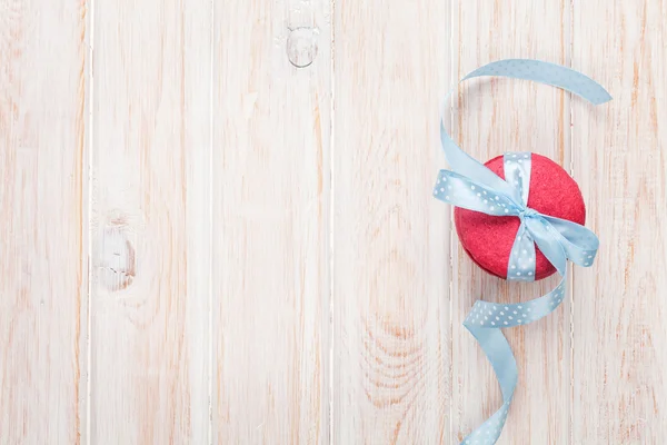 Red macarons with blue ribbon — Stock Photo, Image