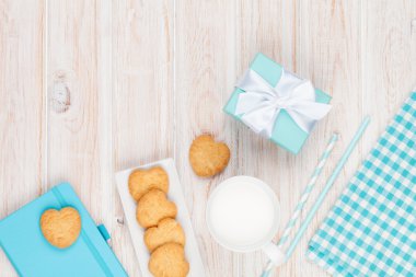 Bardak süt, kalp kurabiye şeklinde