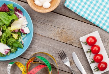 Taze sağlıklı salata domates ile
