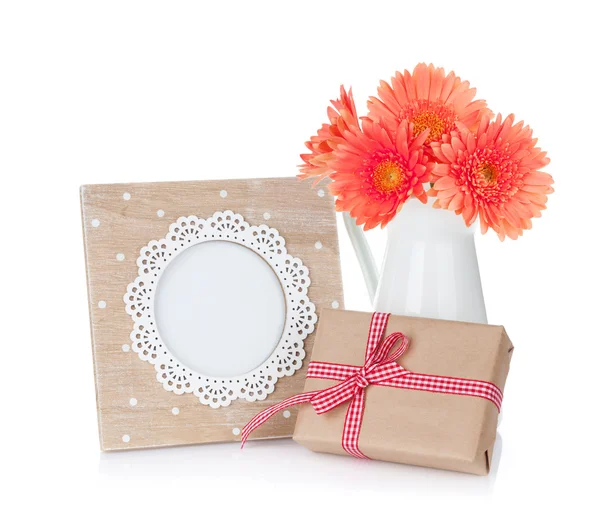 Foto frame, bloemen en cadeau box — Stockfoto