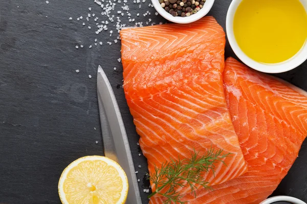 Salmone e spezie sul tavolo di pietra — Foto Stock