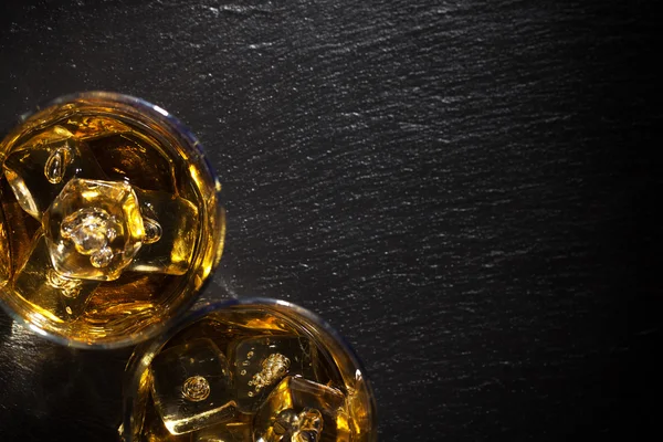 Bicchieri di whisky con ghiaccio — Foto Stock