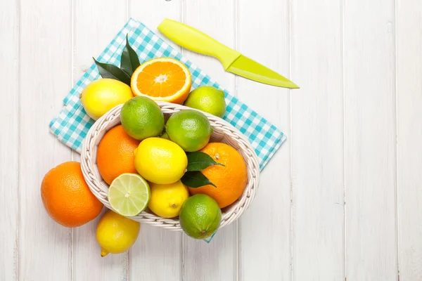 Citrusvruchten in mand. — Stockfoto
