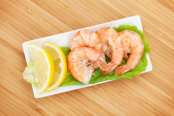 Cooked shrimps with lemon — Stock Photo, Image
