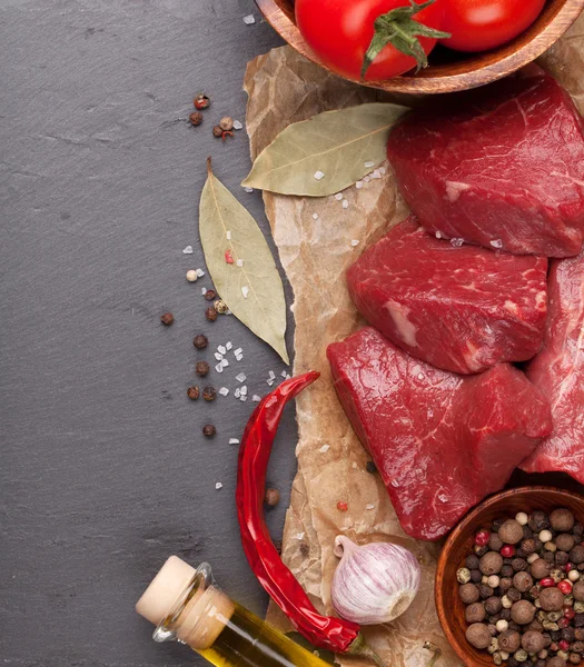 생 등심 쇠고기 스테이크와 향신료 — 스톡 사진