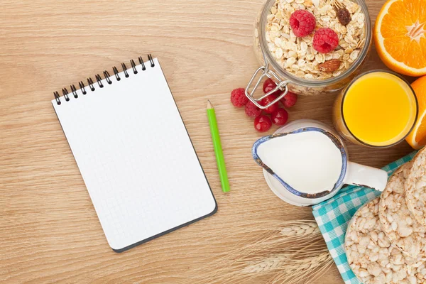 Healty breakfast with muesli — Stock Photo, Image