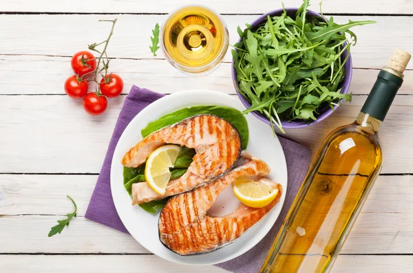 Salmón a la parrilla y vino blanco —  Fotos de Stock