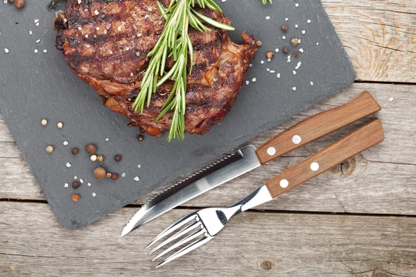 Rindersteaks mit Rosmarin und Gewürzen — Stockfoto