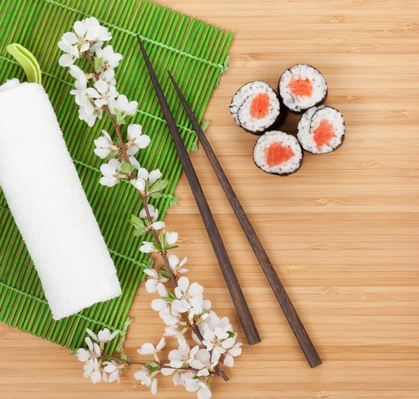 Sushi maki conjunto com ramo sakura — Fotografia de Stock