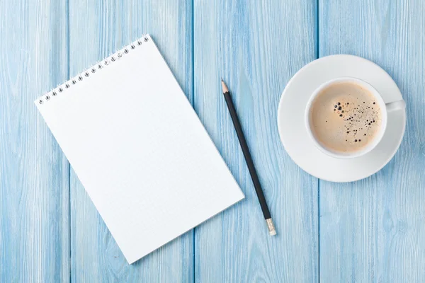 Tazza di caffè e blocco note in bianco — Foto Stock